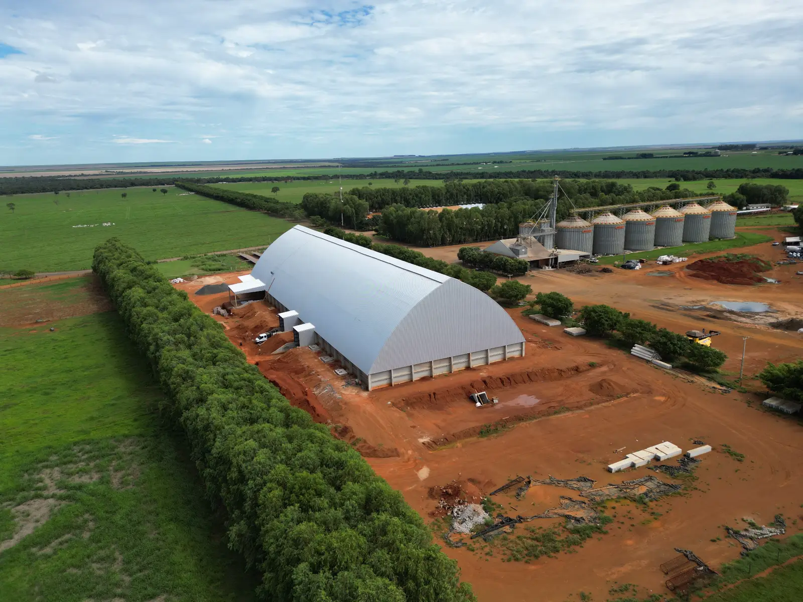 Somos referência em pré-moldados de concreto e estruturas metálicas.